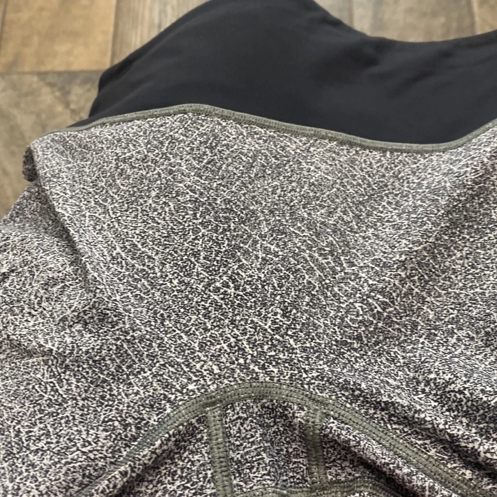 Lululemon black and grey crop leggings size 6